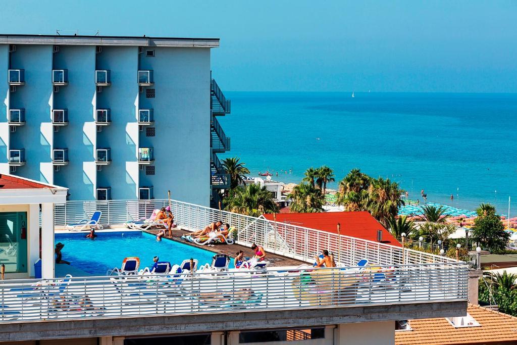 Hotel&Residence Medi Garden Alba Adriatica Esterno foto